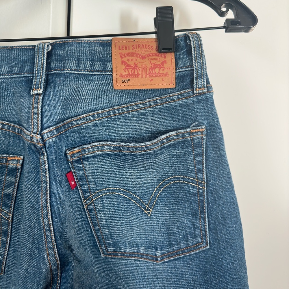 NWOT LEVIS 501 Jeans, distressed hem